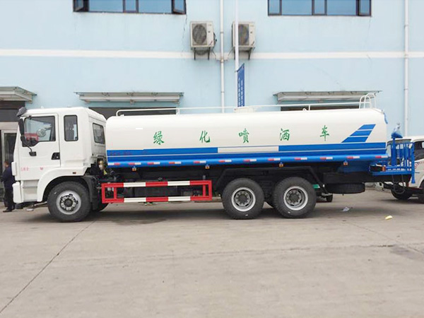 東風后八輪灑水車