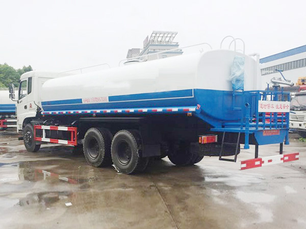 東風后八輪環衛灑水車