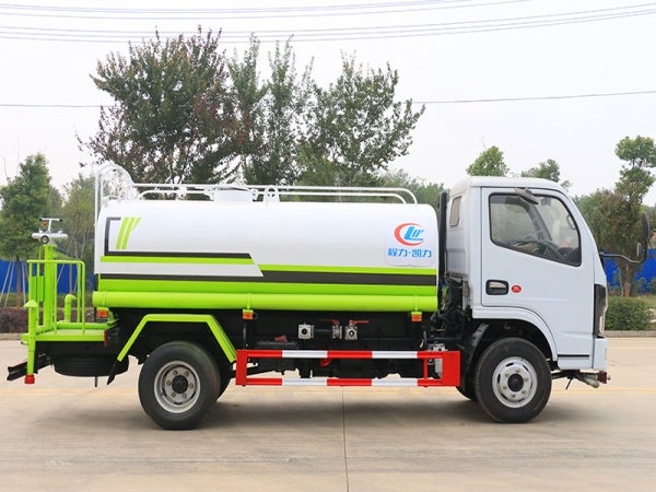 國(guó)六東風(fēng)小福瑞卡 5噸 灑水車(chē)
