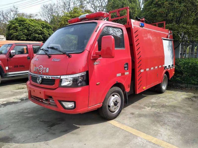 東風途逸消防灑水車2噸