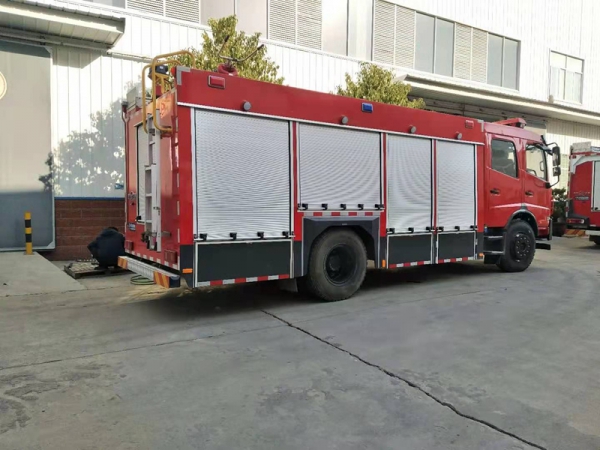 國(guó)六東風(fēng)5.5噸水罐消防車