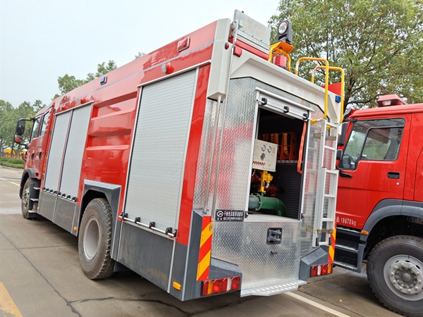 重汽豪沃干粉水泡沫聯用消防車
