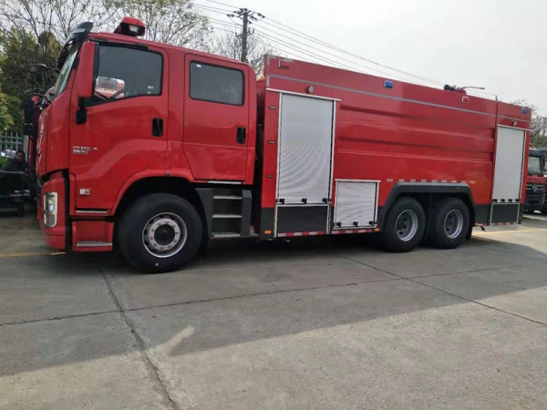 國(guó)六五十鈴后雙橋泡沫消防車(chē)16噸