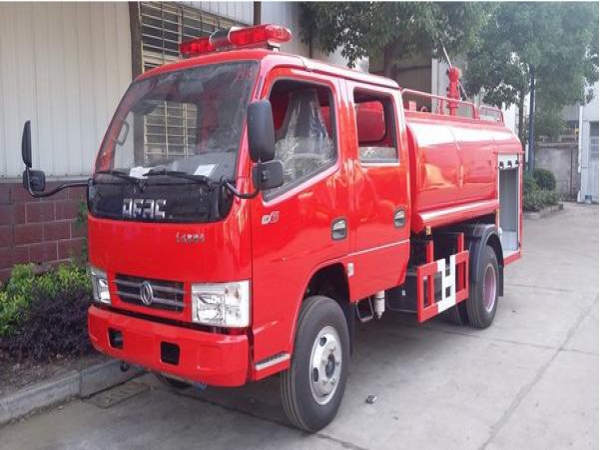 東風多利卡雙排座消防灑水車3噸