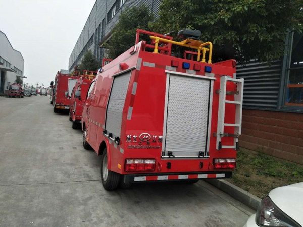 國(guó)六東風(fēng)途逸小型水罐消防灑水車2噸
